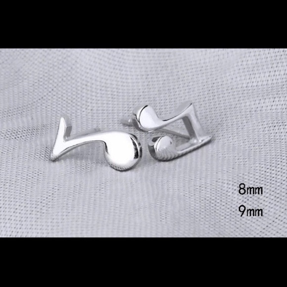 !!LAST PAIR!! Mismatch Silver Music Note Earrings - Picture 4 of 5